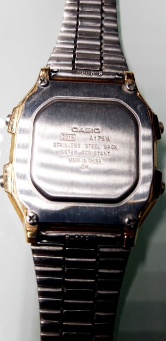 Relógio de puso dourado Casio Ler discrição.