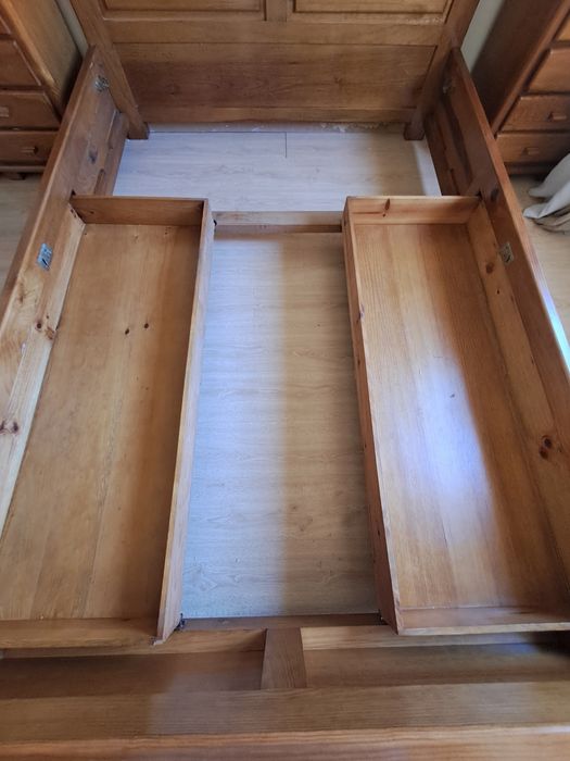 Cama de casal em  madeira com gavetas