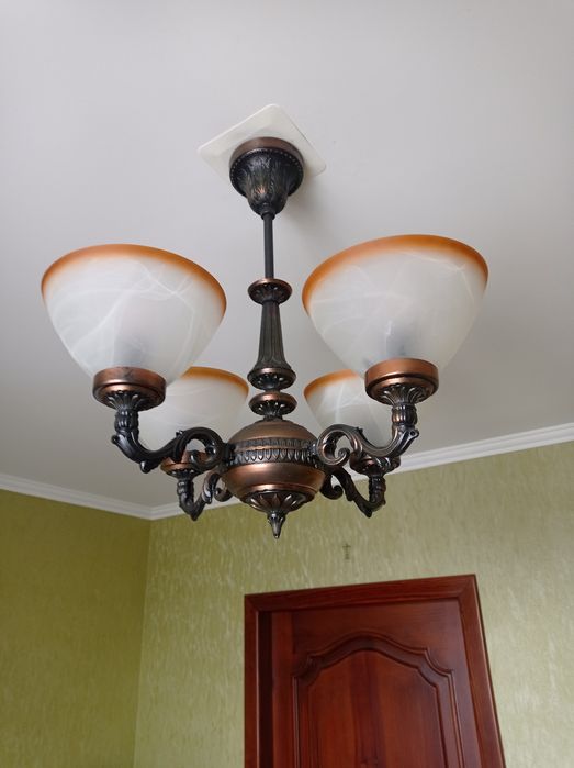 Люстра ( основа часів СРСР,плафони нові)