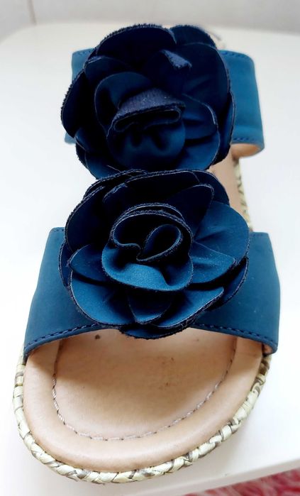 Chinelos de cunha muito bonitos e femininos