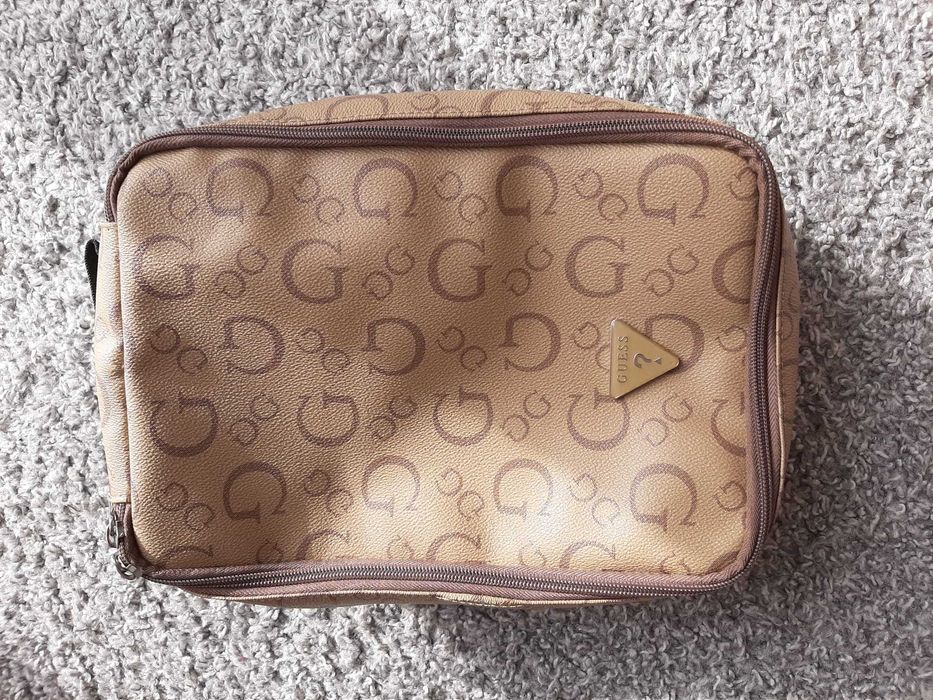 kosmetyczka z organizerem marki Guess