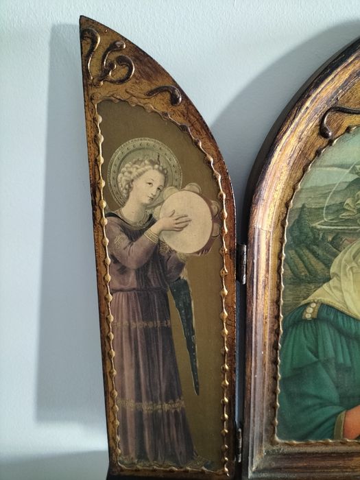 Tríptico religioso em madeira entalhada – altar