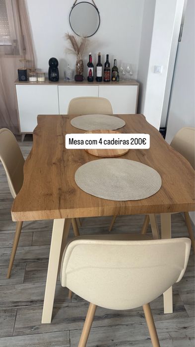 Mesa com 4 cadeiras