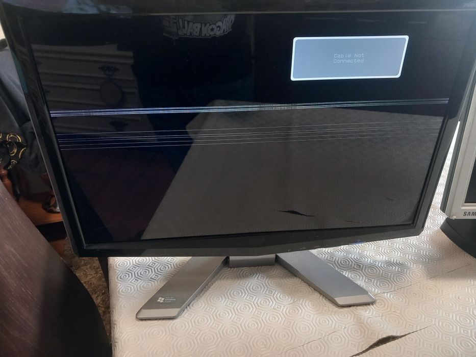 Dois monitores a funcionar o preto têm uns riscos no ecrã mas não impede nada na visualização do mesmo um Acer e outro Samsung