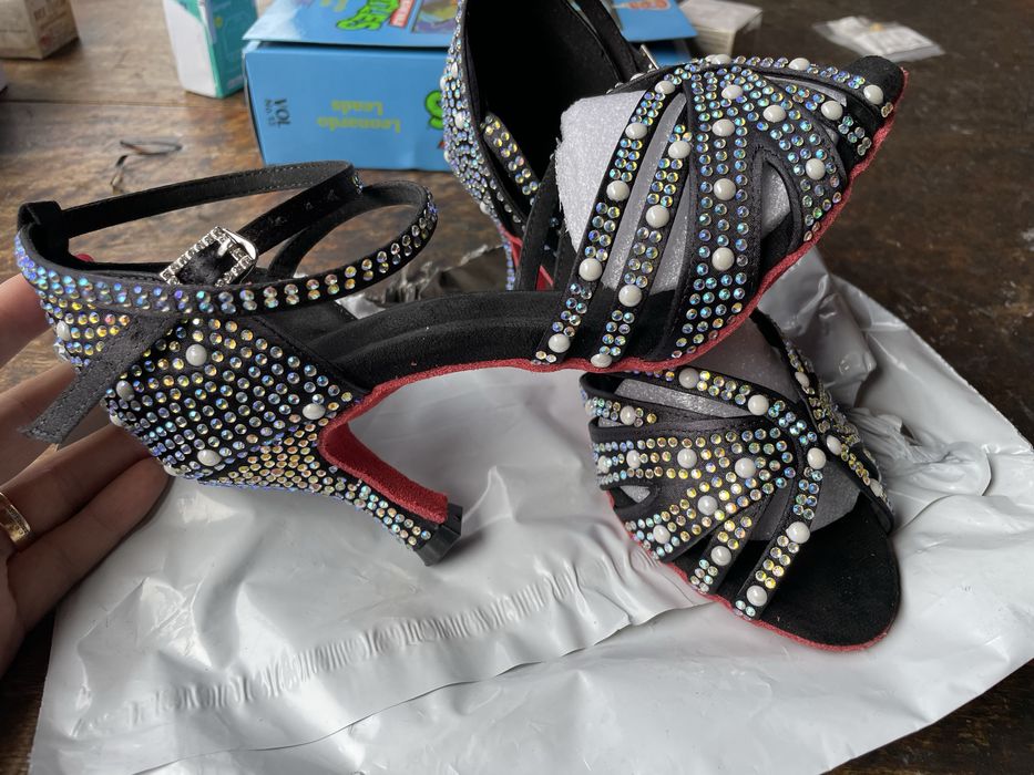 Sapatos senhora novos com brilhantes