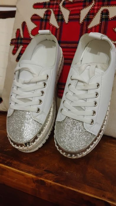 Tênis brancos com brilhos cinza, novos, 38