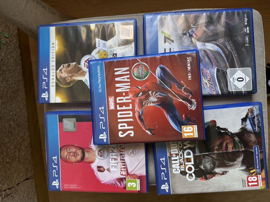 Playstation 4 com 5 jogos