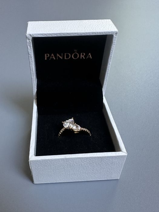 Lśniący pierścionek Pandora z podwójnym sercem pozłacany r. 54