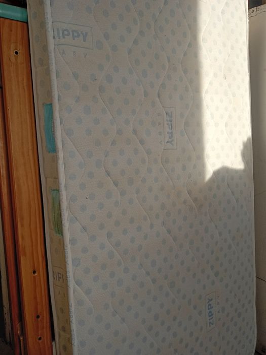 Cama  de  bebê com colchão