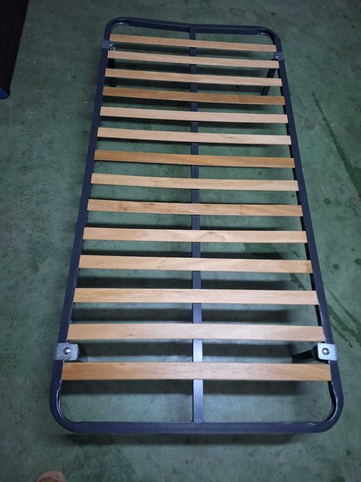 Estrado de ripas 190x90 com pés amovíveis + colchão – usado, como novo