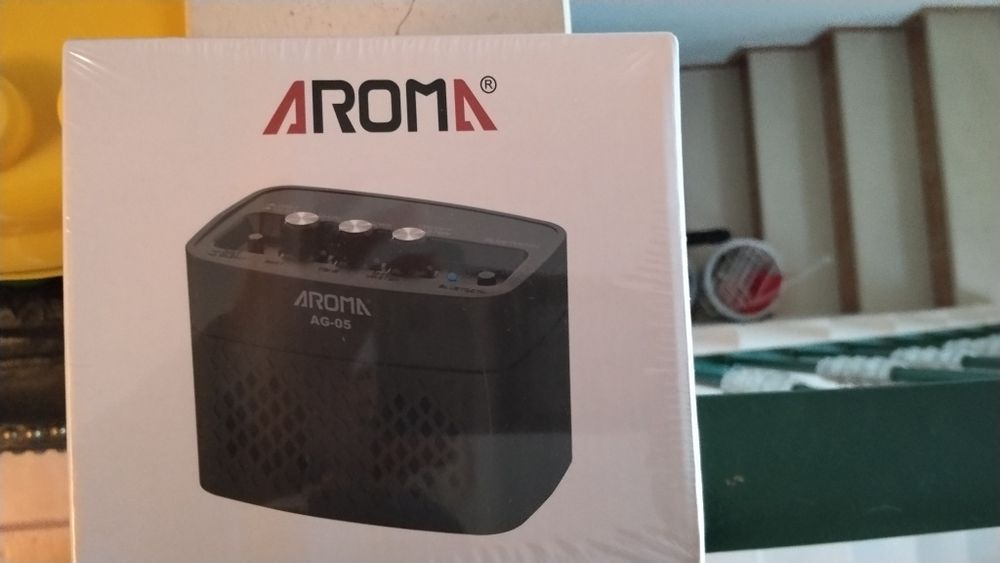 Amplificador de guitarra elétrica ou eletroacústica  a bateria Aroma