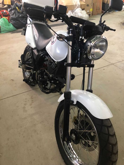 Hyosung Karion 125cc Moto, com compartimento de arrumacao traseiro