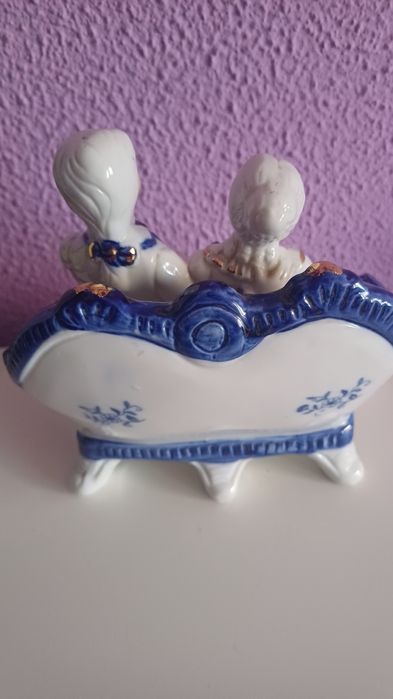 Peça decorativa - sofá com casal