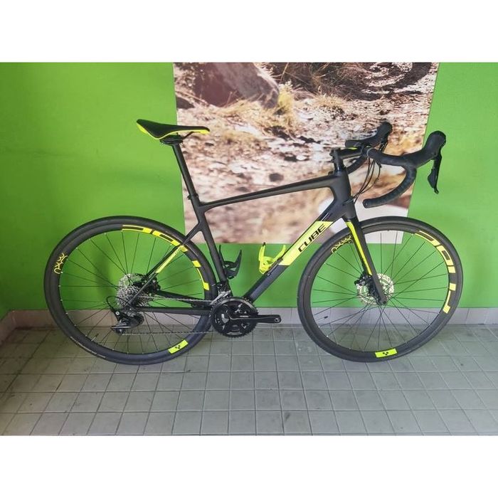 Bicicleta de carbono cube impecavel