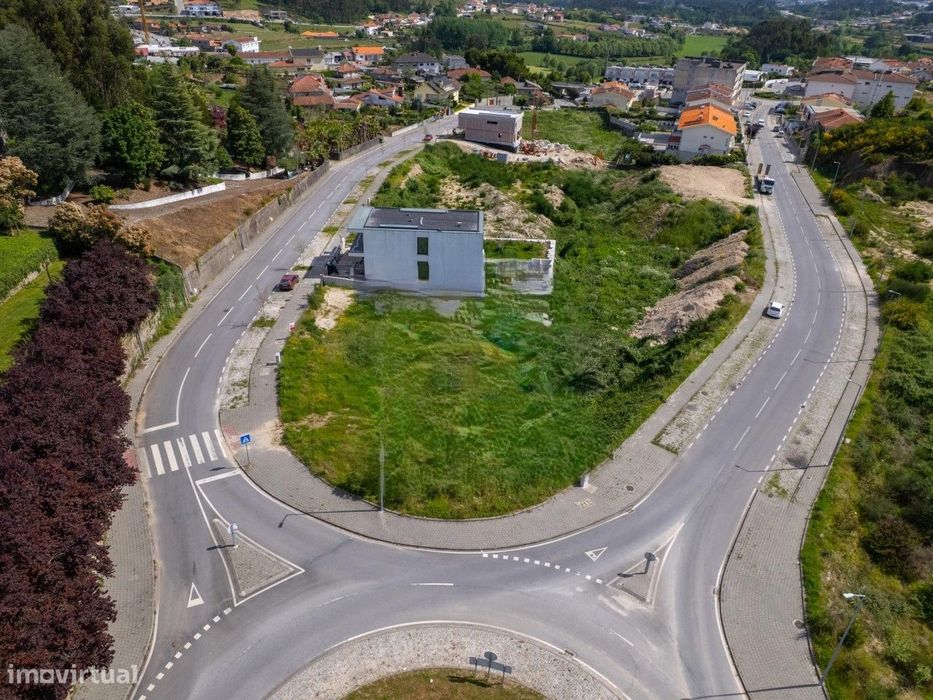 Terreno de Gaveto no Centro de Lousada-640m2
