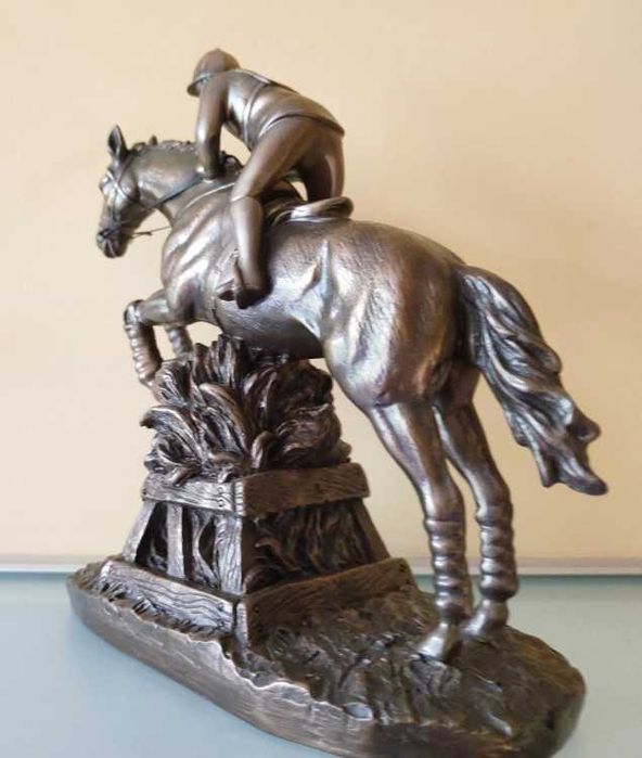 Kolekcjonerska figurka dżokeja na koniu  z sygnaturą 2002 Rosa