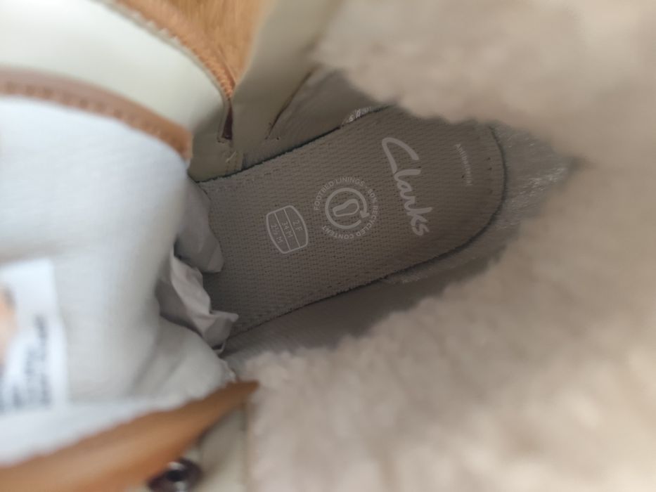 Дитячі нові шкіряні чоботи від бренду Clarks 34 розміру