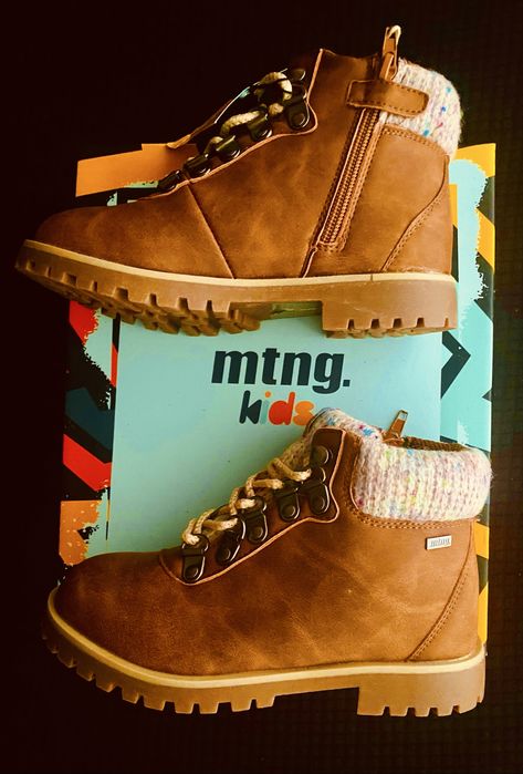 Botas para criança com ilhós- Nunca usadas