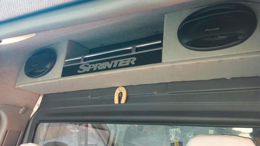 Полка подиум под динамик для мерседес спринтер,LT35,крафтер,"дельфин"