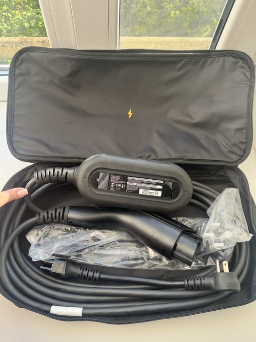 Оригінальна зарядка Rivian / EVSE 110–240V 32A Level 1/2 НОВА USA (2 кабелі)