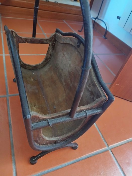 Porta-revistas ou porta-livros em madeira e ferro. Antigo.