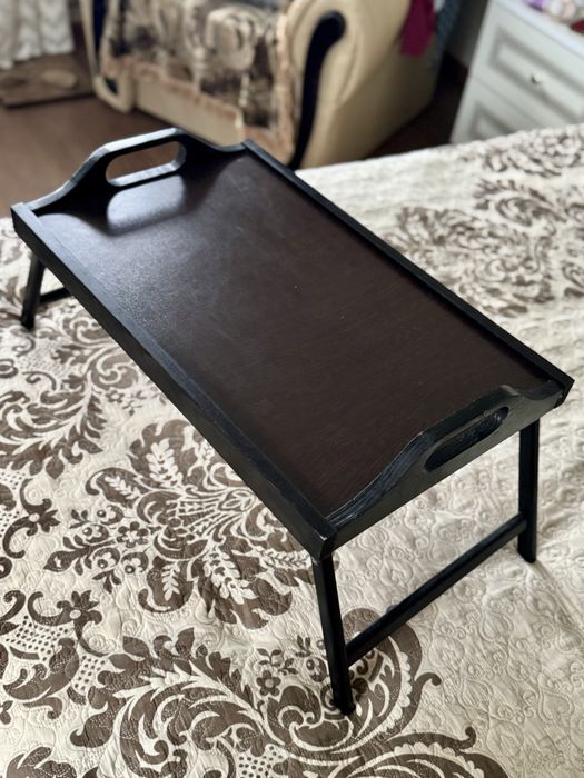 Компактний столик з розкладними ніжками