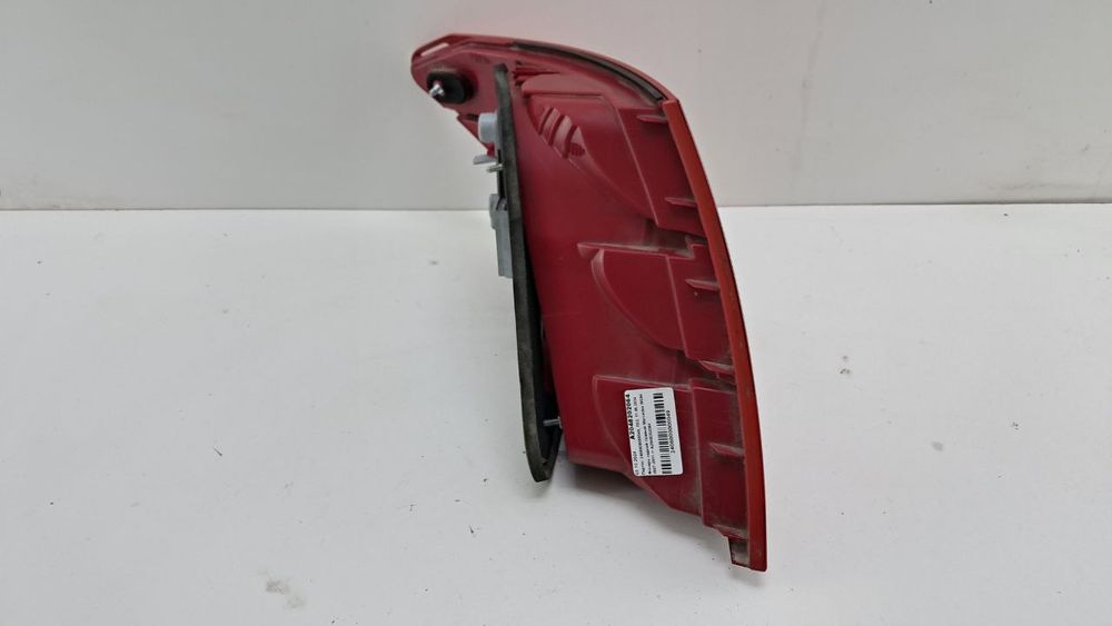 Фонарь задний правый стоп Mercedes W204 2007-2011 A2048202064