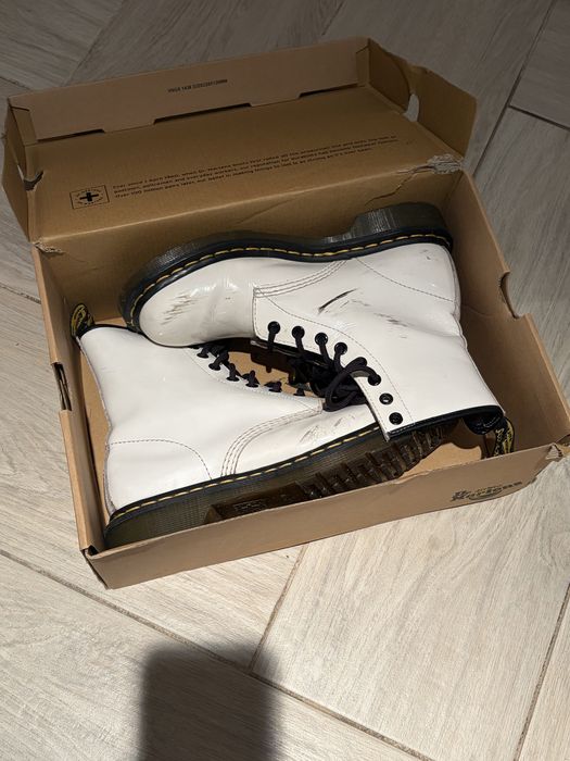 Buty damskie skorzane dr. Martens 1460 białe