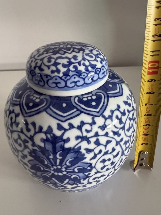 jarro em porcelana azul e branca com tampa