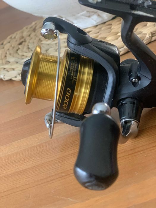 Dois Carretos de Pesca à Venda - Shimano 2000 FX + Sougayilang 12+1 BB