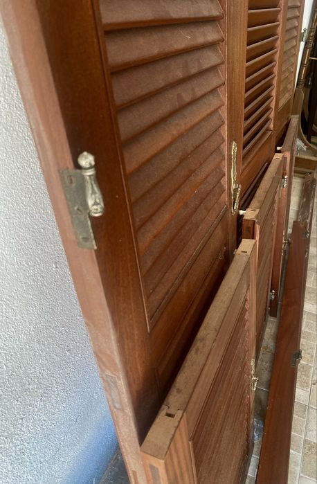 Conjunto de portas venezianas em mogno maciço com ferragens