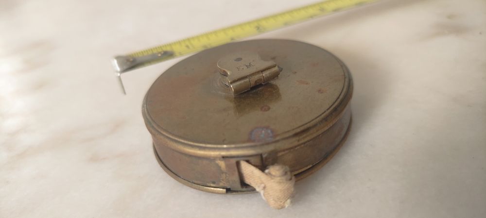 Antiga fita métrica em latao