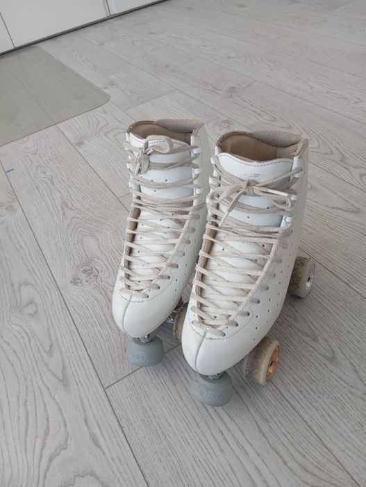 Vendo material de patinagem artística, patins, rodas e 1 peão