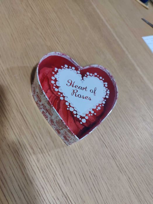 Sino e caixa de pétalas vermelhas