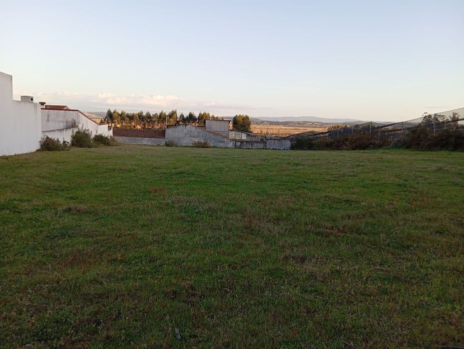 Terreno de construção nas meãs do campo ao lado da nacional 111