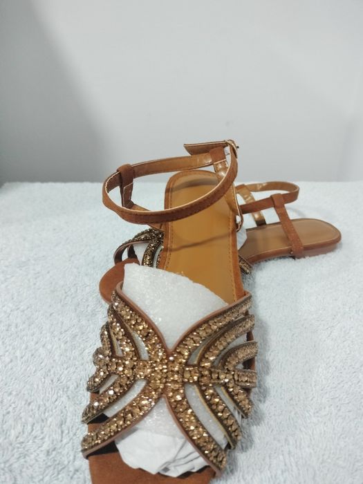 Vende se sandálias novas para mulher