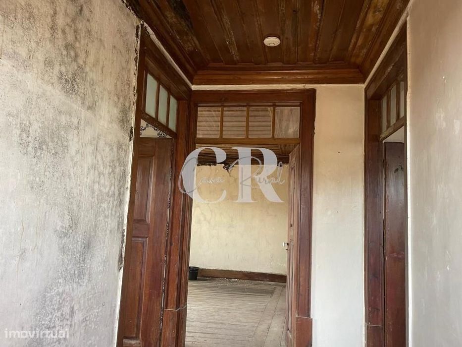 Moradia T2 geminada para renovação, com anexos e terreno, perto da Lou