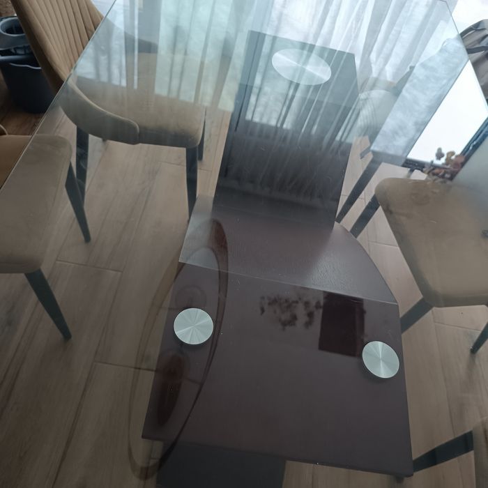 Mesa de jantar com  tampo de vidro e pè de madeira