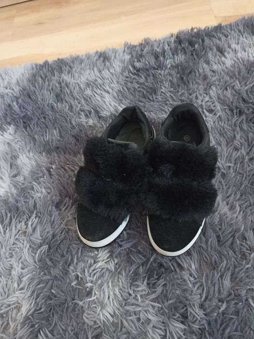 Сліпони на платформі з хутром.