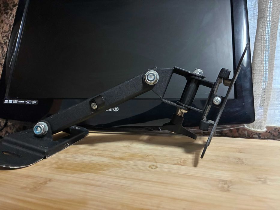 TV pequena 42cm com suporte