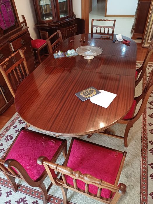 Variedade de móveis trabalhados em madeira maciça para venda