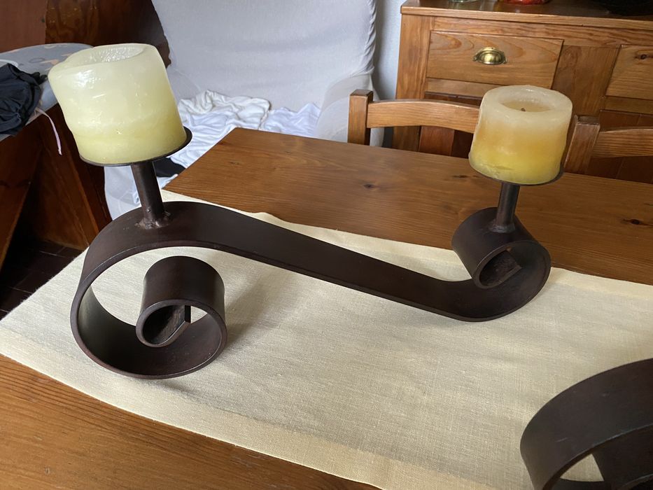 Castiçais em ferro fundido