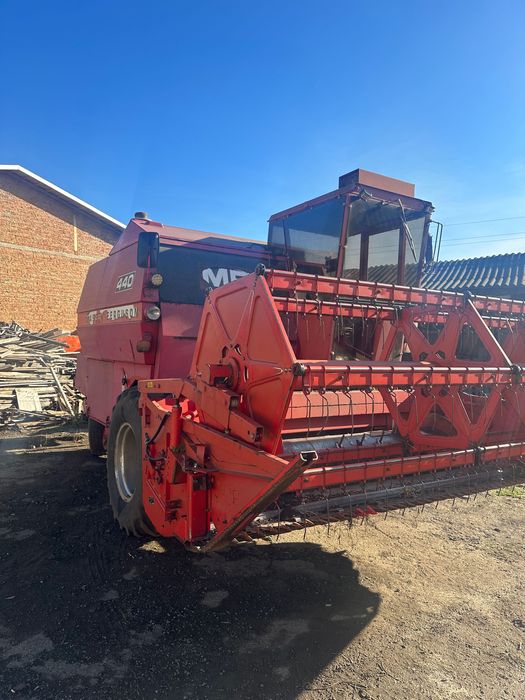 Зернозбиральний комбайн Massey Ferguson 440.