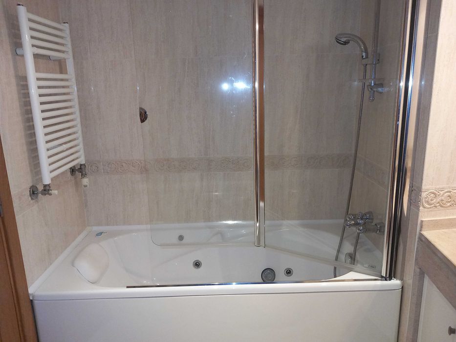 Banheira de Hidromassagem ROCA – Excelente Estado