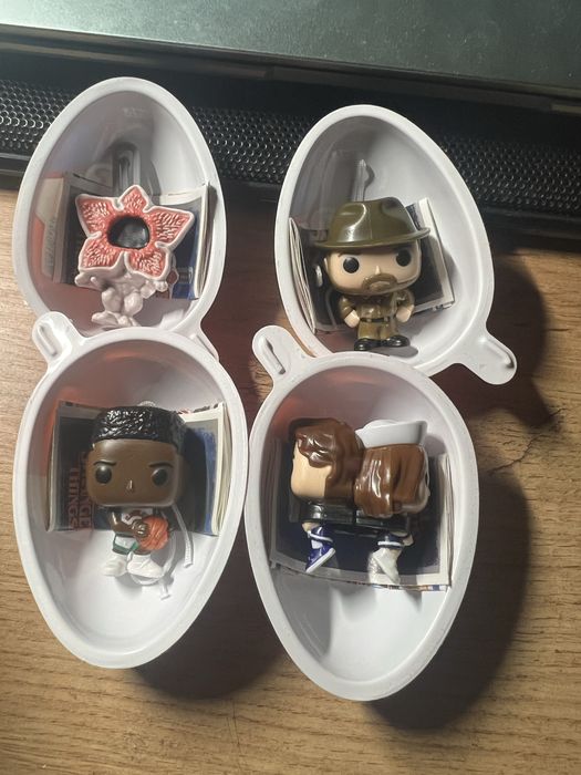 Обміняю фігурки з kinder joy stranger things