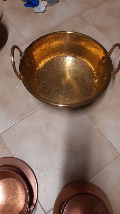 Pecas em cobre de vários tamanhos.