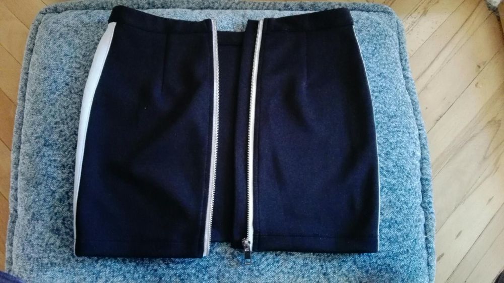 Czarna seksowna mini rozsuwana z tyłu do końca rozm. XS Cropp