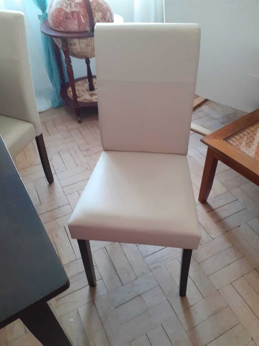 Mesa de sala com 4 cadeiras