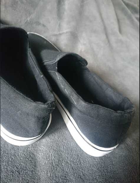 Czarne wsuwane trampki, r 39 Vices