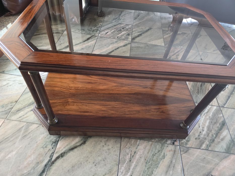 Mesa de centro para sala de estar em pau santo com tampo em vidro temperador